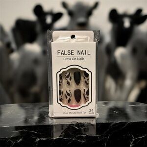 💅🏽 Press On Nails Set | Cow Print